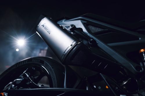 KTM 790 Duke 2027 – Detailaufnahme des Akrapovič-Schalldämpfers im Scheinwerferlicht