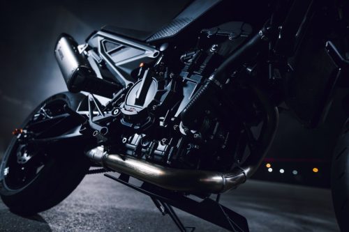 KTM 790 Duke 2027 – statische Aufnahme der Frontpartie aus niedriger Perspektive bei Nacht