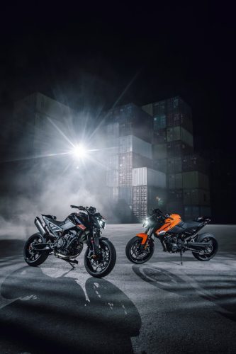KTM 790 Duke 2027 – Family-Shot zweier Modelle in Schwarz und Orange im Scheinwerferlicht