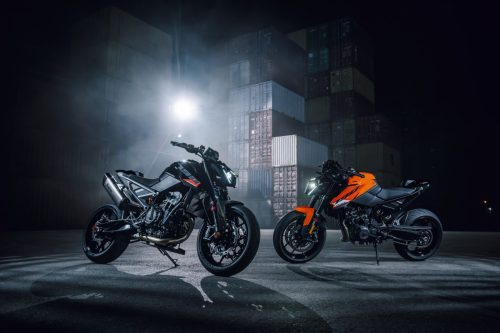 KTM 790 Duke 2027 – Family-Shot zweier Modelle in Schwarz und Orange im Containerterminal
