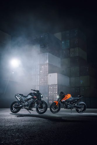 KTM 790 Duke 2027 – Family-Shot zweier Modelle in Orange und Schwarz in atmosphärischem Licht