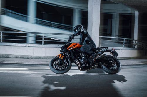 KTM 790 Duke 2027 – Fahrer auf dem orangen Modell in einem Parkhaus
