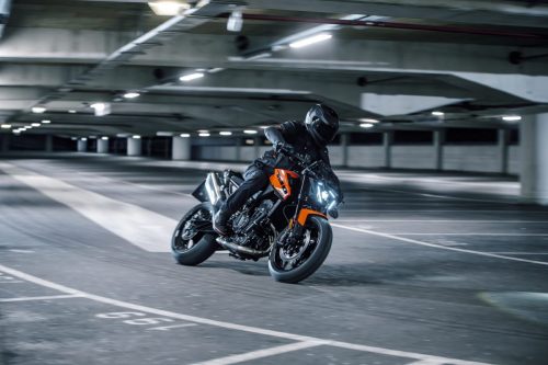 KTM 790 Duke 2027 – Fahrer in Schräglage im Parkhaus