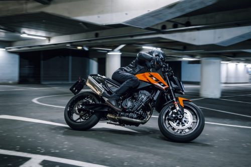 KTM 790 Duke 2027 in Action – Fahrer im Parkhaus in Seitenansicht mit Bewegungsunschärfe