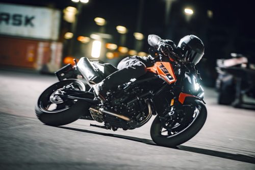 KTM 790 Duke 2027 – Fahrer bei nächtlicher Stadtfahrt