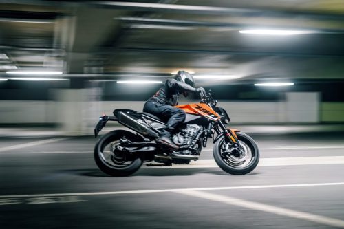 KTM 790 Duke 2027 in Action – Mitzieher des Fahrers im Parkhaus