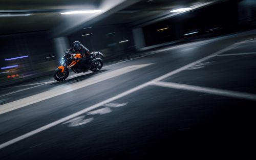 KTM 790 Duke 2027 – Fahrer mit starker Bewegungsunschärfe auf nächtlicher Straße