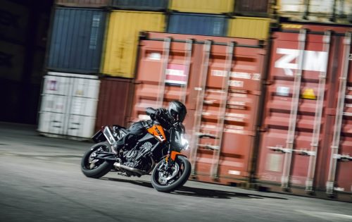 KTM 790 Duke 2027 in Action – Fahrer vor Containerkulisse bei Nacht