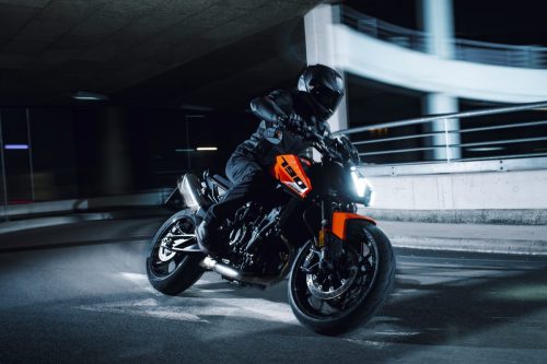 KTM 790 Duke 2027 – Fahrer in Schräglage im Parkhaus