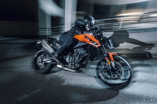 KTM 790 Duke 2027 in Orange – Fahrer auf dem Motorrad im Parkhaus