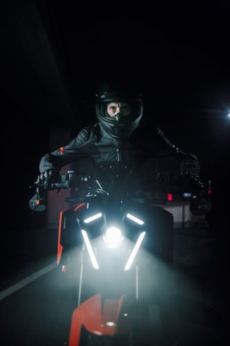 KTM 790 Duke 2027 – Frontansicht mit eingeschaltetem Scheinwerfer und Fahrer bei Nacht
