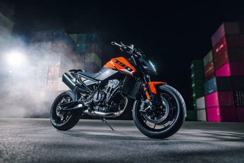 KTM 790 Duke 2027 in Orange – statische Aufnahme im Containerterminal bei Nacht