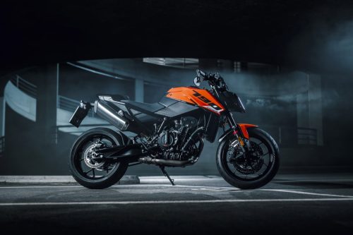 KTM 790 Duke 2027 in Orange – statische Seitenansicht in atmosphärischem Licht
