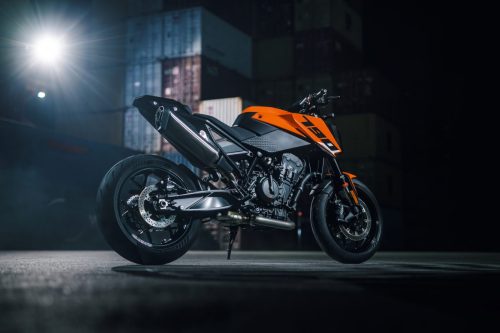 KTM 790 Duke 2027 in Orange – statische Heckansicht von links hinten vor Containern