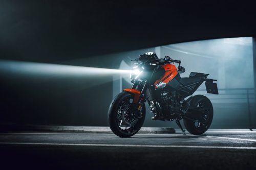 KTM 790 Duke 2027 in Orange – statische Aufnahme im Gegenlicht eines Scheinwerfers