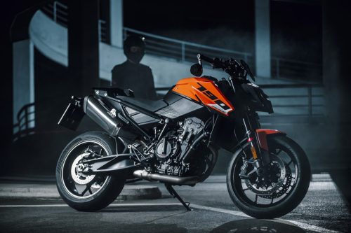 KTM 790 Duke 2027 in Orange – Seitenansicht von rechts im Parkhaus