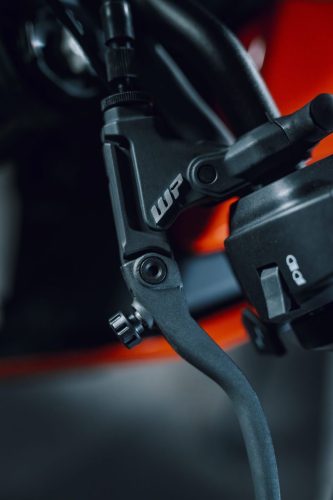 KTM 790 Duke 2027 – Detailaufnahme der WP-Gabel und des vorderen Bremssattels