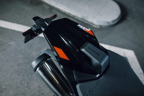 KTM 790 Duke 2027 – Detailaufnahme des orangen vorderen Kotflügels