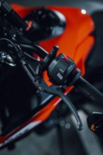 KTM 790 Duke 2027 – Detailaufnahme der linken Lenkerarmatur am orangen Tank