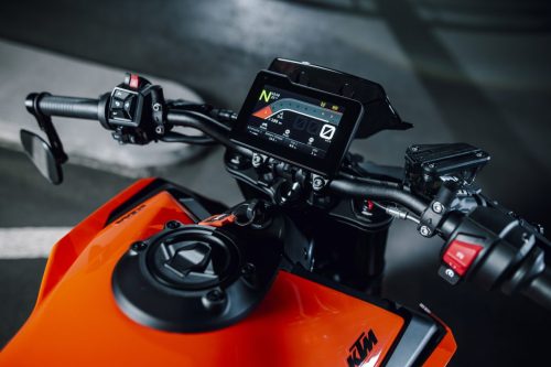 KTM 790 Duke 2027 – Detailaufnahme von Cockpit, TFT-Display und Tankdeckel am orangen Tank
