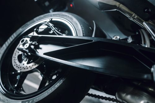 KTM 790 Duke 2027 – Detailaufnahme von Hinterrad, Schwinge und Bremsscheibe