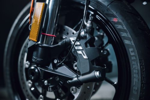 KTM 790 Duke 2027 – Detailaufnahme der WP-Gabel mit vorderem Bremssattel