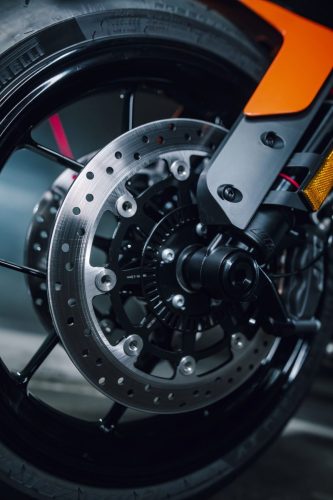 KTM 790 Duke 2027 – Detailaufnahme des Vorderrads mit Bremsscheibe und orangem Kotflügel
