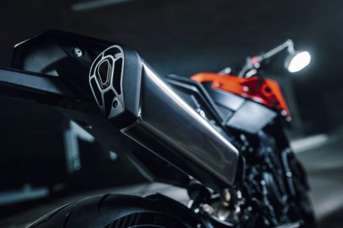 KTM 790 Duke 2027 – Detailaufnahme des Akrapovič-Schalldämpfers an der orangen Heckpartie