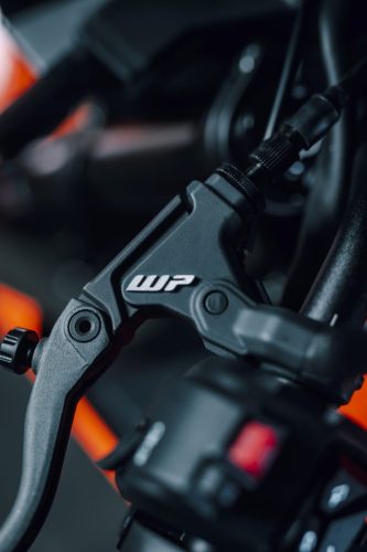 KTM 790 Duke 2027 – Detailaufnahme des WP-Bremshebels und Hauptbremszylinders