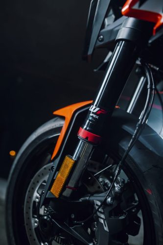 KTM 790 Duke 2027 – Detailaufnahme der orangen WP-Gabel mit Bremse