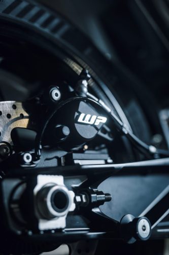 KTM 790 Duke 2027 – Detailaufnahme des WP-Federbeins und der Umlenkung