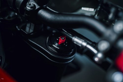 KTM 790 Duke 2027 – Detailaufnahme der Gabelbrücke mit rotem Akzent