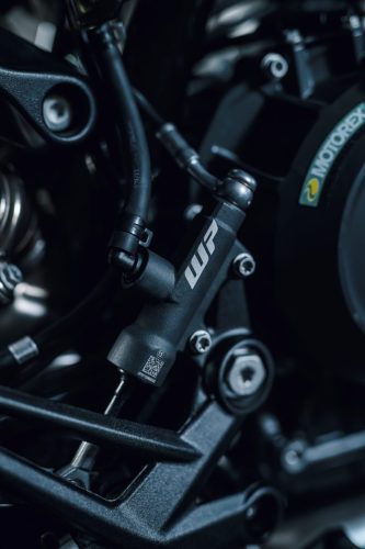 KTM 790 Duke 2027 – Detailaufnahme der WP-Fahrwerksanlenkung am Rahmen