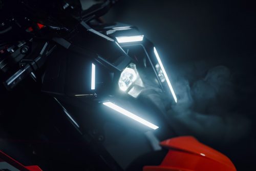 KTM 790 Duke 2027 – Detailaufnahme des LED-Scheinwerfers an der orangen Frontmaske