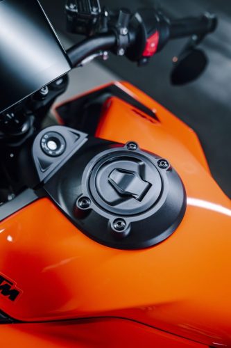 KTM 790 Duke 2027 – Detailaufnahme des Tankdeckels am orangen Tank