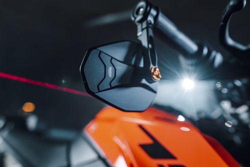 KTM 790 Duke 2027 – Detailaufnahme von Handprotektor und Bremshebel an der orangen Front mit DUKE-Logo