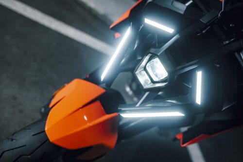 KTM 790 Duke 2027 – Detailaufnahme des LED-Tagfahrlichts an der orangen Frontmaske