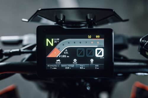 KTM 790 Duke 2027 – Detailaufnahme des TFT-Displays mit Ganganzeige „N“ (Leerlauf)