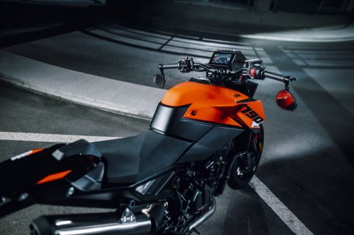 KTM 790 Duke 2027 in Orange – statische Aufnahme aus der Vogelperspektive im Parkhaus