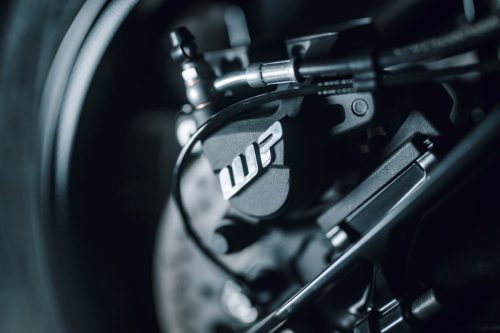 KTM 790 Duke 2027 – Detailaufnahme der hinteren WP-Komponente am Rad