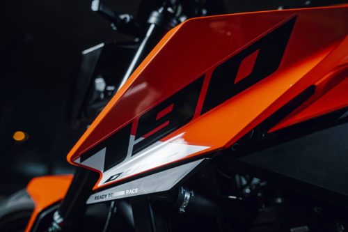 KTM 790 Duke 2027 – Detailaufnahme des Tank-/Seitendeckels mit „790“-Grafik in Orange