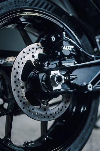 KTM 790 Duke 2027 – Detailaufnahme des Hinterrads mit Bremsscheibe und Schwinge