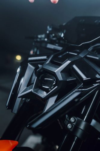 KTM 790 Duke 2027 – Detailaufnahme der LED-Frontmaske mit orangem Blinker bei Nacht
