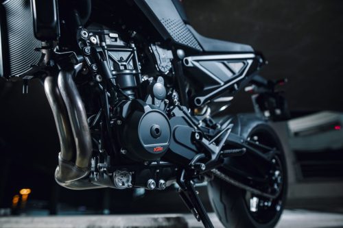 KTM 790 Duke 2027 – Detailaufnahme von Motor und Auspuffkrümmern des Reihenzweizylinders