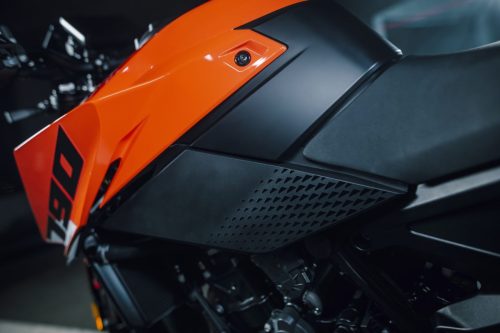 KTM 790 Duke 2027 – Detailaufnahme des Seitendeckels mit „790“-Grafik und Kühlerverkleidung