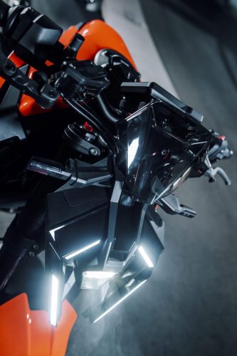 KTM 790 Duke 2027 – Detailaufnahme des eingeschalteten LED-Scheinwerfers an der orangen Front