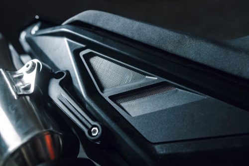 KTM 790 Duke 2027 – Detailaufnahme von Auspuff, Heckrahmen und Sitzbankunterbau