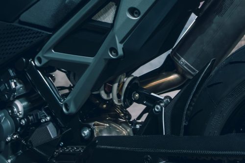 KTM 790 Duke 2027 – Detailaufnahme der Auspuffanlage im Bereich der Fußrasten
