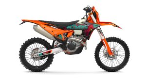 KTM 500 EXC-F 6DAYS 2027 – Seitenansicht von rechts im Portugal-6DAYS-Design mit orange lackiertem Rahmen und orange eloxierten Gabelbrücken vor weißem Studiohintergrund