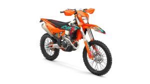 KTM 500 EXC-F 6DAYS 2027 – Dreiviertel-Frontansicht von rechts mit LED-Scheinwerfermaske und 6DAYS-Portugal-Dekor vor weißem Studiohintergrund